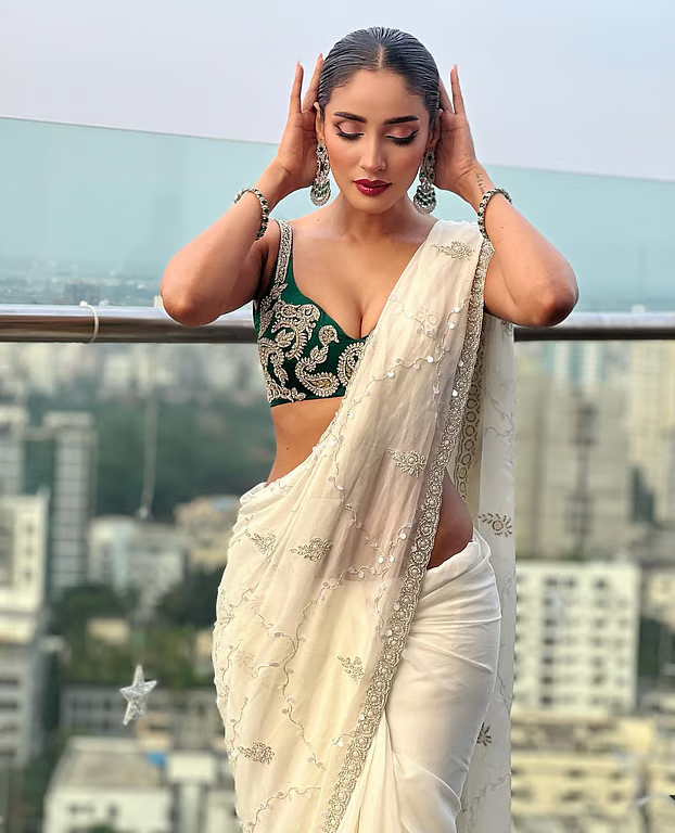 মিথিলা ফুকেটে কী করছেন